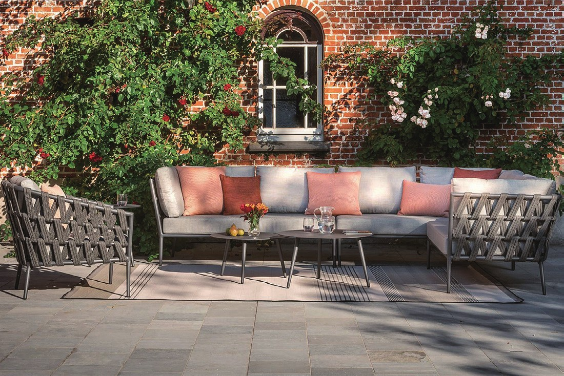 patio lounge set.