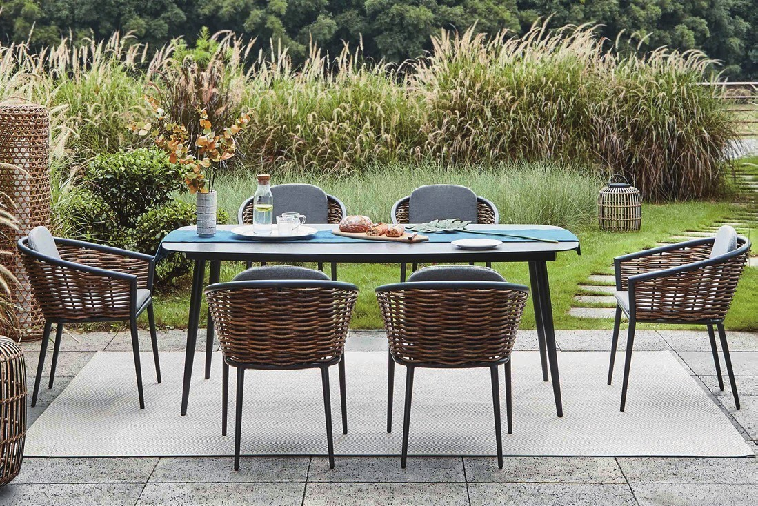 6-seater patio dining set.