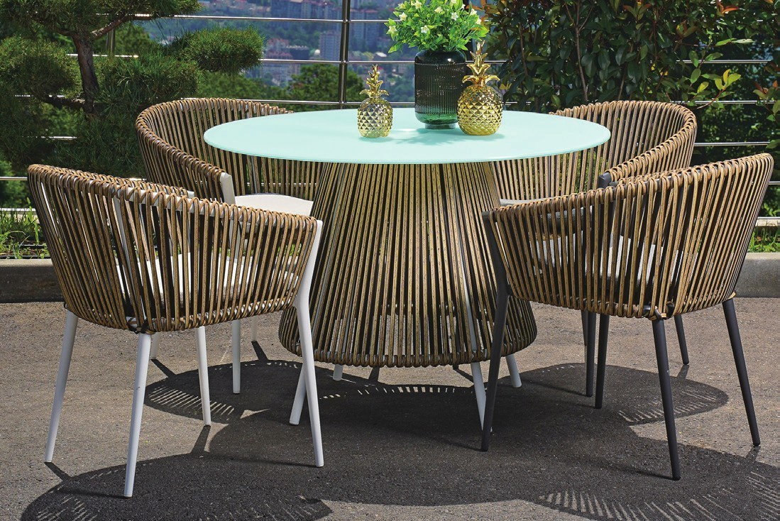 outdoor dining set.