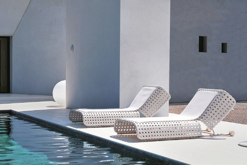 outdoor chaise longue